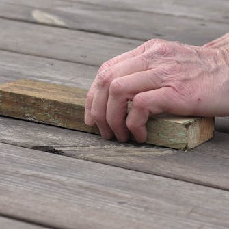 Irtolastu terassilaudassa: Pane korjauskohdan päälle rimanpätkä Irtolastu terassilaudassa: Pane korjauskohdan päälle rimanpätkä